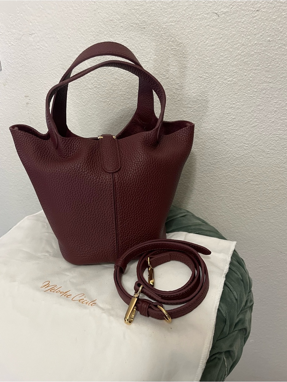 MÉLODIE CÉCILE - HANDBAG Women's Burgundy Leather Bucket Bag with Strap